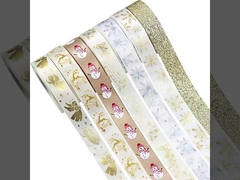 Altın Noel kurdeleleri, Noel çelenkleri, Noel ağaçları, yaylar, dekorasyonlar, kendi kendine hediye paketleri,