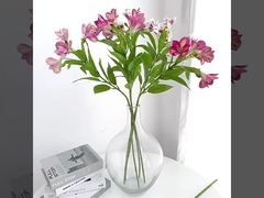 Simülasyonlu daffodi ile oturma odası ve yemek masası için hafif bir lüks çiçek buketi dekorasyonu