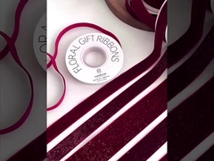 Kırmızı seri ince, parlak kadife kurdele