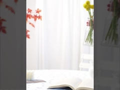 Yüksek kaliteli ve gerçekçi bir hisle simüle edilen çiçekler, altın toplarla paketlenmiş, otel yumuşak dekorasyonu