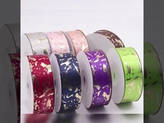 Sıcak damgalama kurdelesi olan hediye ambalajı