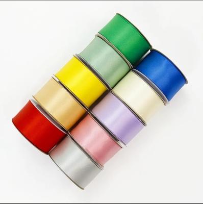 satın al 196 Renkli hediye ambalajı için polyester saten şeritleri Özel 3mm-100mm Genişlik online manufacture