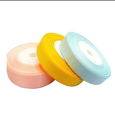 İyi bir fiyat. 10mm-180mm İpek Saten Kurdele Çeşitli Kalıplardaki Çiçek Paketiyle Hediye Kurdele çevrimiçi