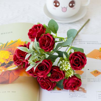 satın al Küçük güller düğün buketlerini ve otel eşyalarını süslemek için kullanılır Çevrimiçi üretim