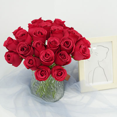 satın al 7 başlı simülasyon güllerin toptan satışı, ev, otel, düğün ve oditoryum dekorasyonu için el çiçekleri Çevrimiçi üretim