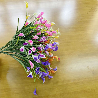 İyi bir fiyat. Calla zambak yapay çiçek plastik tomurcuk çim kumaş çiçek üreticisi yapay çiçek yapay bitki su bitkisi çevrimiçi