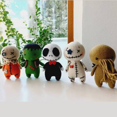 satın al Yeni Varış 10 cm El Yapımı Tığ Işi Peluş Oyuncaklar Sevimli Mini Cadılar Bayramı Noel Örme Bebekler Pamuklu Kumaş PP Pamuk Parti için Çevrimiçi üretim