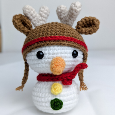 satın al Ev dekorasyonu ve hediyeler için ren geyik şapkası ile el yapımı Crochet Snowman Oyuncağı Dolu Hayvan Çevrimiçi üretim