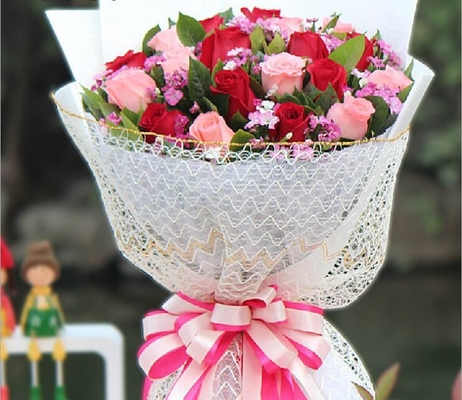 İyi bir fiyat. Doğum Günü için CMYK Renkli Mat Yüzey Kaplama Hediye Paketleme Kağıtları çevrimiçi