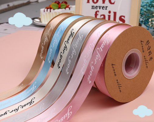 İyi bir fiyat. Polyester kurdele çiçek hediye kutusu giyim aksesuarları kurdele basılı logo kurdele 50 metre/rol 2.5cm çevrimiçi
