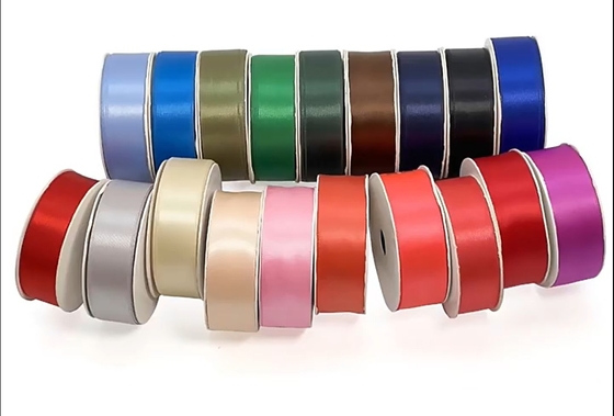 İyi bir fiyat. Çiçek buketleri ve hediye ambalajları için 100% polyester saten kurdele rulo çevrimiçi