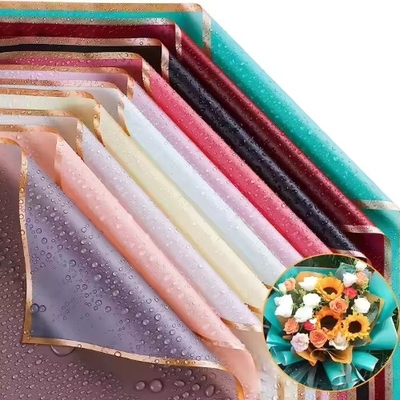 İyi bir fiyat. Çiçek paketleme için renkli su geçirmez altın kenarlı çiçekçi ambalaj kağıdı 58*58cm çevrimiçi