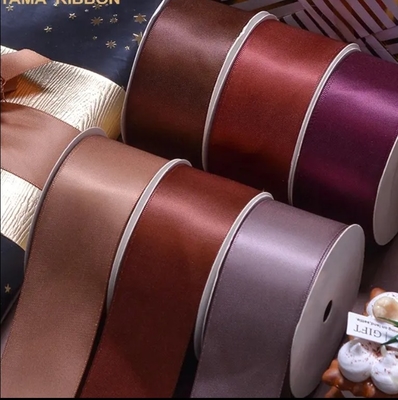 İyi bir fiyat. Polyester Çift Yüzlü Yumuşak Saten Kurdele, hediye ambalajı/dekorasyon için katı renkte çevrimiçi