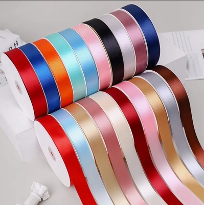 İyi bir fiyat. Dekorasyon Saten Ribbon Roll Özel Çaplı Çift Yüzlü ve Tek Yüzlü Hediye Sargısı çevrimiçi