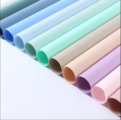 İyi bir fiyat. Özel renkli su geçirmez kağıt levhası taze çiçek için katı plastik sellofan sargı çevrimiçi