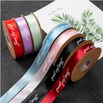 İyi bir fiyat. 10mm Dekorasyon Hediye Çiçek Paketleme Pasta Kurdele Basılı İngilizce Harfler Buket Poliester Kurdele çevrimiçi