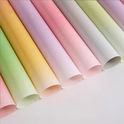 İyi bir fiyat. Eğimli renkli şeker, cam su geçirmez plastik, çiçek sarma kağıdı, buket ambalajı malzemesi, çiçek dükkanı malzemeleri, fabrika doğrudan teslimatı çevrimiçi