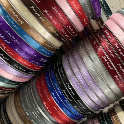 İyi bir fiyat. Spot çiçek ambalajı, kurdele, ipek bant, polyester bant, basılı İngilizce hediye kutusu ambalajı, buket sarma malzemesi, bant çevrimiçi