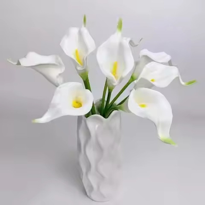 İyi bir fiyat. Nazik Yumuşak Dekoratif Düğün Yeni Yıl Dekorasyonları Ev Masa Eşyaları İpek Yapay Çiçekler Calla Lily çevrimiçi
