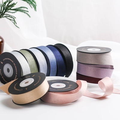 İyi bir fiyat. Mat desenli kar tanesi kemeri DIY yay saç aksesuarları buket ambalaj kadife kemer giyim aksesuarları çift taraflı kadife kemer çevrimiçi