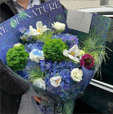 İyi bir fiyat. Yeni Qixi Festivali çiçek buketi ambalaj kağıdı, popüler mavi bir kağıt serisi, Sevgililer Günü yağlı boya stili çiçek ambalaj kağıdı çevrimiçi