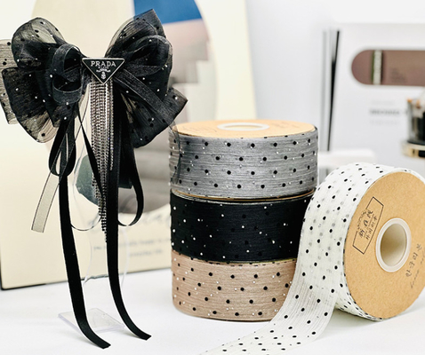 İyi bir fiyat. Hediye Paketleme Kurdele Rulo 4cm Noktalar Flocking ve Ağaç kırışıkları ile Çiçek Paketleme ve Başlık Aksesuarları için idealdir çevrimiçi