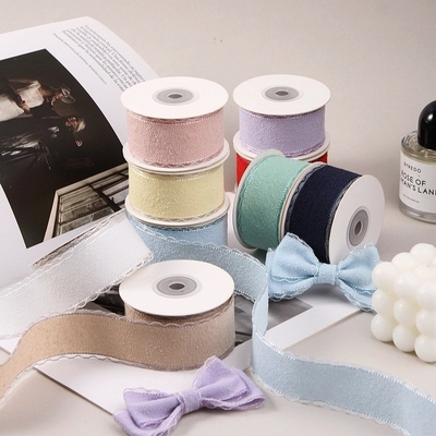 İyi bir fiyat. Polyester Yünlü Dantel Kurdele DIY Fiyonk Kırmızı Dalgalı Kenar Çocuk Saç Tokası Hediye Kutusu Ambalaj Şeridi Giyim Aksesuarları çevrimiçi