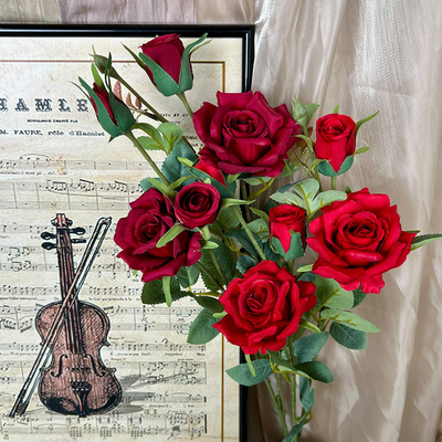 İyi bir fiyat. 2-Forked Rose Taklit Otentik Buket Düğün Çiçekleri Yüksek Maliyetli Dokunarak İpek Çiçeği Bitmiş Dekorasyon Oturma Odası Dekorasyonu Toptan Satış çevrimiçi