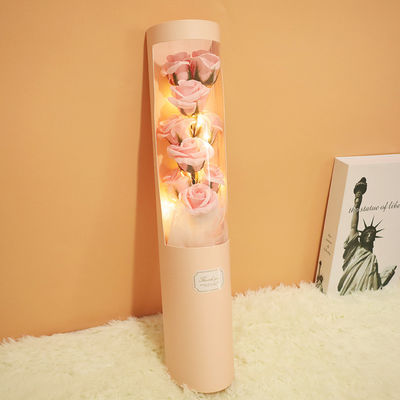 İyi bir fiyat. Sevgililer Günü Sevgiliniz ve en iyi arkadaşınız için yaratıcı hediyeler, örneğin sabun buketleri, yapay gül hediye kutuları ve sarılma kovası, üreticiden toptan satılabilir çevrimiçi