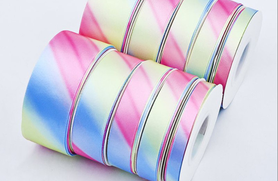 İyi bir fiyat. Özelleştirilmiş Renkler Gradyan Gökkuşağı Kurdelesi 4cm x 10m DIY El Yapımı Malzemeler ve Çiçek Paketleme İçin çevrimiçi