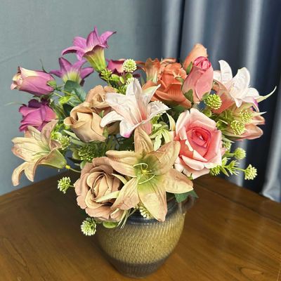 İyi bir fiyat. Simülasyon Çiçekler Avrupalı Gül Zambak Kombinasyon Buket Düğün Ev Dekorasyonu Dekorasyon Sınır ötesi Sahte Çiçek Ornmanı çevrimiçi