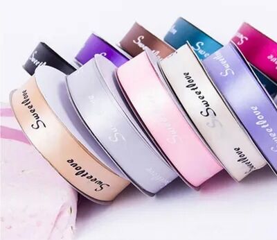 İyi bir fiyat. Hediye ve çiçekçi ambalajı için altın çizgi kurdele çevrimiçi