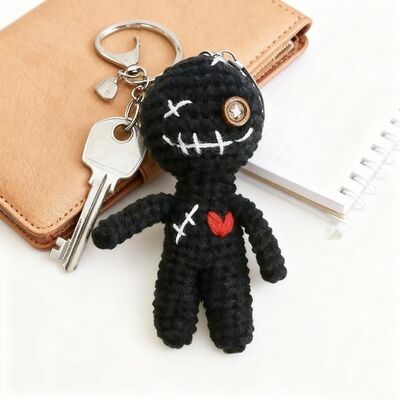 İyi bir fiyat. Black Color Evil Crochet Doll Customized Knitting Cursed Doll with Red Heart Handmade Keychain Hanger for pp Stuffed Plush Doll çevrimiçi