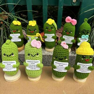 İyi bir fiyat. Cute Positive Energy Emotional Cucumber Pickle Doll Hand-Knitted Crochet Doll Stress Relief Creative Gift Amigurumi Handmade Toy çevrimiçi