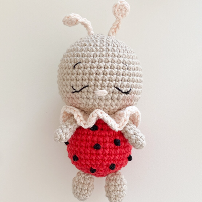 İyi bir fiyat. Cute Mini Crochet Baby Ladybug Toy Soft Amigurumi Bee Doll with Organic Cotton Fabric PP Cotton Filling Mesh Lining çevrimiçi