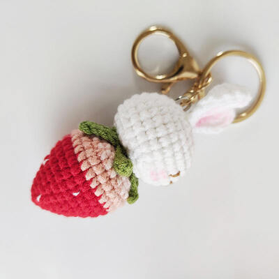 İyi bir fiyat. Crochet Çilek tavşan anahtarlığı Yaratıcı örgü Dokuma El yapımı Tatlı Tavşan Havuç Bebek Çantası Aksesuarları Plüş Anahtarlık çevrimiçi