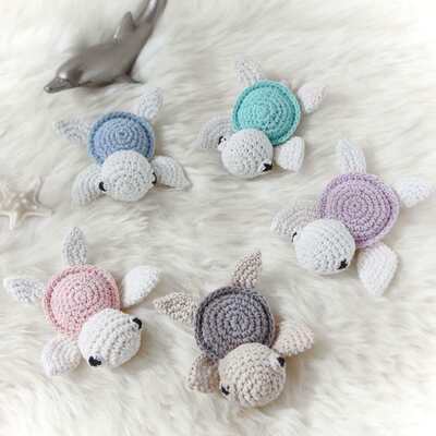 İyi bir fiyat. Özel El Yapımı Dikili Kaplumbağa Bebek Oyuncakları Tatlı Amigurumi Bebek Bebek Çocuklar için Doldurulmuş Hayvan Oyuncağı El Dikili Kaplumbağa Hediyeleri çevrimiçi