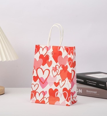 İyi bir fiyat. Kırmızı 80gsm Kraft Kağıt Hediye Çantaları Kulplu Aşk Kalp Baskılı Kağıt Goodie Çantaları çevrimiçi