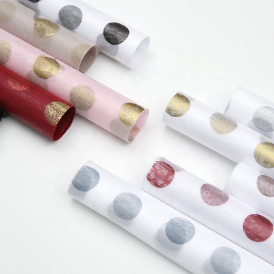 İyi bir fiyat. Puantiyeli Desen Çevre Dostu Nonwoven Çiçekçi Sarma Kağıt Yaprakları 60cm*60cm çevrimiçi
