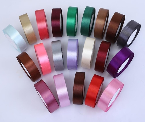İyi bir fiyat. 4.5cm Polyester Düz Saten Hediye Paketi Kurdelesi Ambalaj İçin Çift Yüzlü Saten Kurdele çevrimiçi