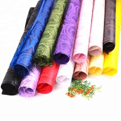 İyi bir fiyat. Geri Dönüştürülebilir 3D Kabartmalı Nonwoven Sevgililer Gülü Hediye Paketleme Kağıt Rulosu 58cm çevrimiçi